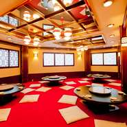ゆったりと円卓を配置した3階の宴会場は、会社の歓送迎会や忘新年会などにぴったり。広々とした座敷で、のんびりとくつろげます。赤を基調とした華やかな内装も宴会の雰囲気を盛り立てます。