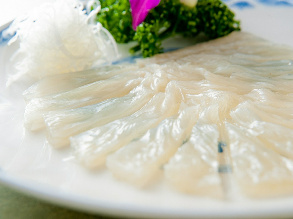 独特の食感がクセになる、珍しい『気仙沼産フカヒレのお刺身』　胸びれ