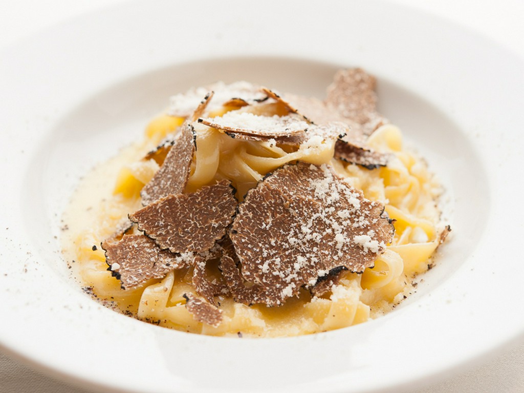 発酵バターと濃厚なチーズの味わい、コクを楽しめる『タリアテッレ』