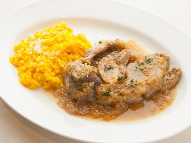 トマトを使わず、白ワインで煮込んだ『オッソブーコ』