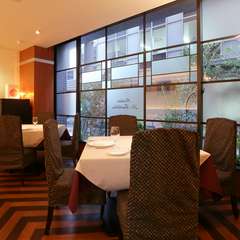 仲間と心から安らげる、開放的な大きな窓に面した席