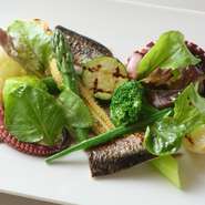 温かい旬野菜、冷たい旬野菜、淡路の岩蛸をバーニャカウダでいただきます。食材それぞれの温度の違いが愉しめ、熬り子でバーニャカウダをつくっているというところが斬新。