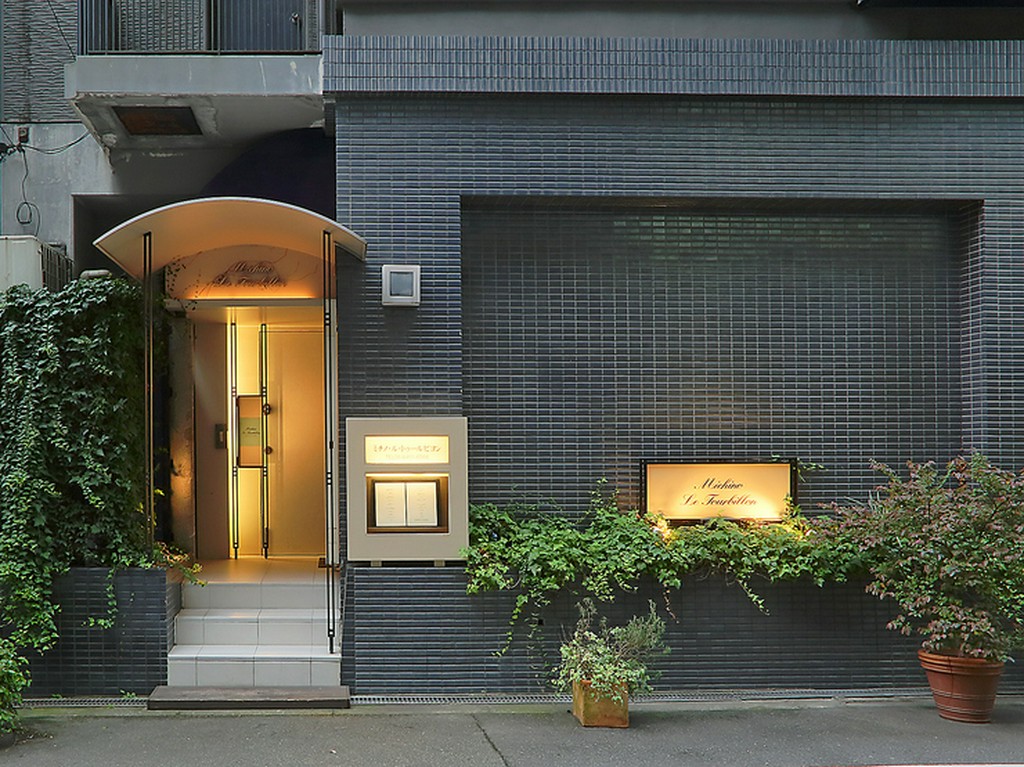 福島駅から徒歩5分。スタイリッシュなエントランスが目印