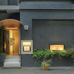 福島駅から徒歩5分。スタイリッシュなエントランスが目印