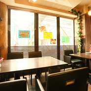 店内は明るめの色使いで、木を基調としたゆったりとした佇まい。壁一面がガラス張りのため、外の景色も良く見えます。14時過ぎまで営業しているのでランチタイムにもおすすめです。