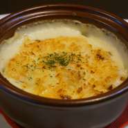 冬の味覚!!牡蠣がたっぷり入ったグラタン!!
自慢のホワイトソースが旨い。

