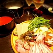 ピリ辛　トマト鍋と豆乳チーズ鍋の２種類ご用意してます。具沢山の１人鍋　この冬にいかかですか!!
２人でシェアもして頂けます。〆にはパスタ、リゾットも選んで頂けます。