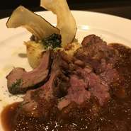 フランス産　鴨のロースト!!柔らかくロゼ色にしあげ。
自家製フォンド・ヴォーと赤ワインのソースに林檎またはオレンジを加えたソースでお召し上がり下さい。