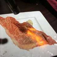 世の中で大人気の牛肉をバーナーで炙るやつです。
Storiaではトリュフリゾットをくるんで一口で！！
和牛肉の旨味とトリュフの香りが・・・