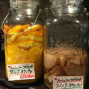 フレッシュのオレンジと季節のフルーツを、スミノフ　ウォッカで漬けこんだお酒！！
とってもフルーティーで、ロックはもちろん！！おすすめは
ちょいトニック　または　ちょいソーダ！！詳しくはスタッフまで。