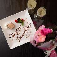 デザートプレートのほか、花束のご用意も承ります（＋800円／税抜）。デザートを食べ終わり、一息ついたところでサプライズ。BGMにのせて、スタッフが花束をお持ちします！