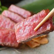 山形牛など上質を厳選。綺麗なさしが入ったものだけを提供する。塩こしょうのみで絶妙な焼き加減に仕上げている。まずは何も付けずに肉のとろける甘み旨みを堪能し、薬味、ポン酢、きざみわさび、岩塩などお好みで。