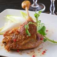 脂が乗った合鴨のもも肉を鉄板で丁寧に焼き上げており、皮目はカリッと焼きあがり、肉はジューシーでふっくらと柔らかな食感。ほどよい塩味で素材の味をダイレクトに味わうことができる。