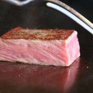 さしが細かく入ったサーロインのほか、赤身として提供するフィレですが、当店はさしが細かく入った上質でサーロインのようにとろける食感のものだけを厳選しているため、仕入れがある時だけの提供となります。