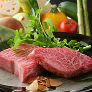 国産和牛の最上級サーロインのほか、赤身肉の代表であるフィレも霜降りを提供。良いものがあった時のみ仕入れて提供しています。野菜は契約農家から取り寄せているものを中心に鮮度がいいものを用意しております。