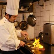 お客様一人ひとりに合ったサービスを提供できるよう、お客様とのコミュニケーションを大切にしています。鉄板料理はごまかしがきかず、良質な素材を使うことと、絶妙で繊細な焼き加減、味付けを大切にしています。