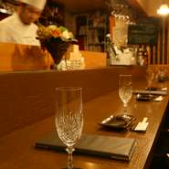 ジャズなどの音楽が流れるカジュアルで落ち着いた雰囲気です。少しだけ贅沢なデートを楽しみたいカップルにお勧めいたします。鉄板焼は高価なイメージがあると思いますが、リーズナブルに提供しています。