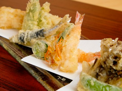 天ぷらを中心に据え、脇を固める逸品を愉しむ『コース料理』