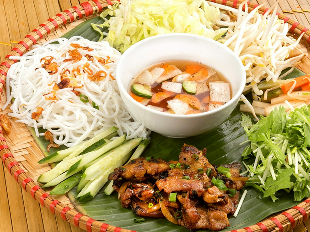しっかりした味の豚肉とビーフンが絶妙なバランスの『ハノイ風豚焼き肉のせビーフン』