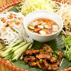 しっかりした味の豚肉とビーフンが絶妙なバランスの『ハノイ風豚焼き肉のせビーフン』