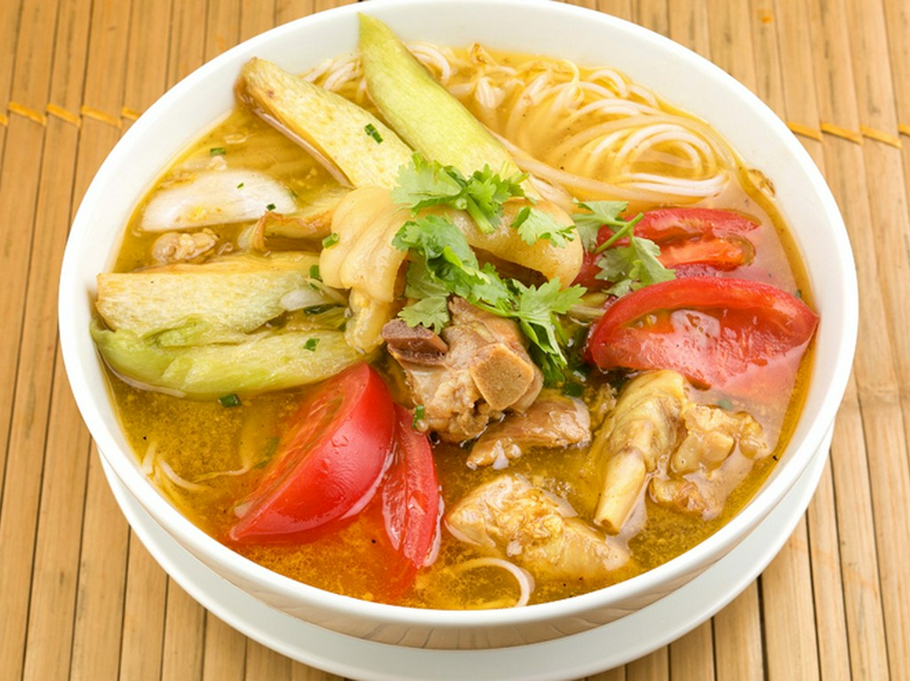 ハノイ名物、野菜と豚足のシンプルな味わい『ブンブン（豚足とハスイモのビーフン）』