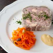 和牛、豚肉、フォアグラ、鶏レバーを用い、肉の風味を活かした贅沢なパテ。飽きがこないように、日々味を微調整し、スパイスの配合にも注意を払っています。手間を惜しまない、シェフの熱意が感じられる一皿。