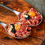 2貫1410円／4貫2710円
自慢の肉寿司を贅沢に彩る「金粉・キャビア」。エレガントなお肉の新メニュー◎