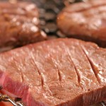 熟成ローストビーフは低温でしっかり寝かせた人気のメニュー♪1枚が大きく食べ応えがしっかりしているのも当店の特徴です。多彩なワインとの親和性も抜群な、女子人気の高いメニューです。