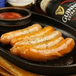 上質な鶏ももをカラッと揚げ、独自のタレとタルタルソースでしっかり味付け。