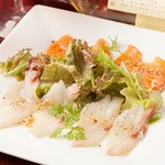 新鮮な旬魚とみずみずしい野菜を特製ソースで。甘みや酸味など様々な味わいが交差する絶妙な味付けが特長です。
