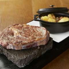 自分好みの焼き加減で召し上がれ『溶岩石で焼く300グラム超の牛ロースステーキ』