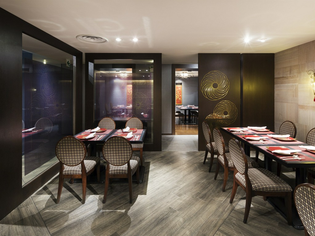 シック×モダンテイストの演出が、素敵な食事を予感させる