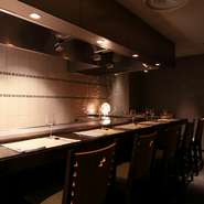 4人から最大7人まで利用できる、貸し切りの個室カウンターも完備。プライベート感満載のおもてなしは、接待・会食などのビジネスシーンや、家族でのお祝いごとにも活躍してくれそうです。