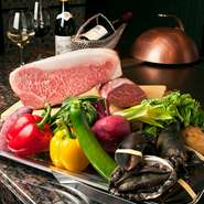 メイン食材である「近江牛」のお肉や、「オマール海老」「鮑」などの新鮮な魚介、「京野菜」をはじめ全国各地から旬のものを取り揃えた野菜といった、こだわりの食材でおくる鉄板料理がゲストの舌を喜ばせます。