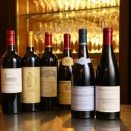 ホテルのソムリエがセレクトしたというワインは、世界各国の銘柄から厳選された約200種類を用意。おすすめのペアリングで、素敵なディナーが楽しめます。