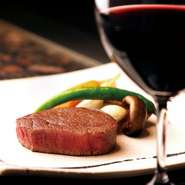 ソムリエがセレクトした約200種類ものワインが料理と共に味わう。お肉・お魚・野菜…すべての料理に素晴らしいマリアージュを用意しています。