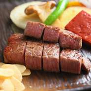 当店は京都府内のホテルで初めて「近江牛」指定店に認定されたお店です。霜降りの度合いが高く脂と赤身との割合が均一で、芳醇な香りと柔らかな肉質が「近江牛」の特徴です。ぜひご堪能ください。