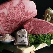 塩は先代のシェフから引き継いだ、広島県産の「海人の藻塩」を使用しています。ミネラルを多く含んだ粗めで褐色の結晶は旨みがあり、融点も高いため、脂のなかでもしっかりと存在感を放ちお肉と調和してくれます。