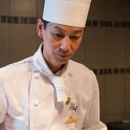 料理人がお客さまの目の前で焼きあげるというスタイルが鉄板料理の醍醐味です。そのため“会話や身だしなみも、料理の味を左右するひとつの要素”と考え、常に気を配っております。