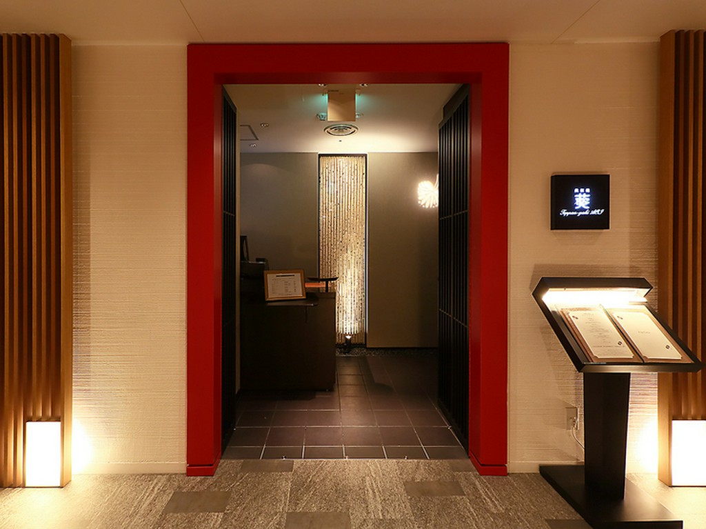 隠れ家的な雰囲気で繰り広げられるパフォーマンス