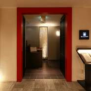 お客さまの前で繰り広げるパフォーマンスが、当店の見どころです。地下1階という隠れ家的な雰囲気も合わさりデートにはうってつけ。記念日には、お花のサービスもさせて頂きますので、ぜひご相談ください。