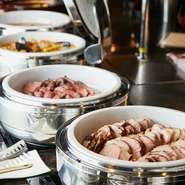 店名の「かざ」は、京ことばで“香り”を意味し、京都の食材を中心にメニューを組み立てております。赤ワインで一週間かけてつくる『豚すね肉の煮込み』など、食材の美味しさを引き出すためには手間を惜しみません。