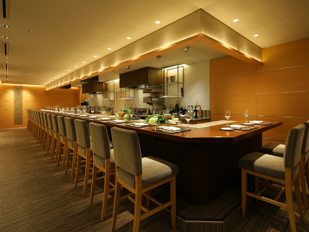 カウンターでシェフが紡ぎ出す物語