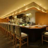 厨房を囲むように配置されたカウンター席。シェフの会話と共に紡ぎ出される料理の数々。まるで物語に耳を傾けるように、コース料理の世界観に没頭できます。