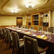 個室は2部屋あり、4人から最大40名までが利用可能。接待・会食はもちろん、家族での慶事にも活躍。真心を込めたおもてなしで、大切な席を盛り上げてくれます。