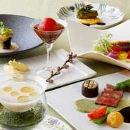 ※メニュー内容は、食材の入荷状況等により変更する場合がございます。あらかじめご了承ください。
※食物アレルギーのあるお客様は、予めスタッフにお申し付けください。
※料金は税金・サービス料を含みます。
※営業内容の変更や臨時休業を実施する場合がございます。最新情報につきましては公式HPをご確認ください。
