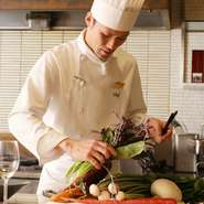 シェフ寺田の料理は、フレンチのエッセンスを随所に生かしながら、野菜本来の味わいを愉しんでいただけます。