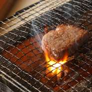 京都産の黒毛和牛に京野菜と山葵で彩りを添えた『黒毛和牛サーロインの備長炭焼き』は、当店のコンセプトである“地産地消”を体現したメニューのひとつです。