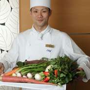 「京野菜」を中心に、食材は地場のものにこだわっております。生産者さまの声をお客さまへ料理を通してお伝えするために、私自ら生産者さまのもとへ毎日足を運び、納得した品質のものを仕入れております。