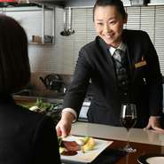 オープンキッチンのため、お客さまには料理がつくられていく様子が目の前でご覧いただけます。料理人との距離も近いことも強みのひとつです。ぜひお気軽にお声掛けください。